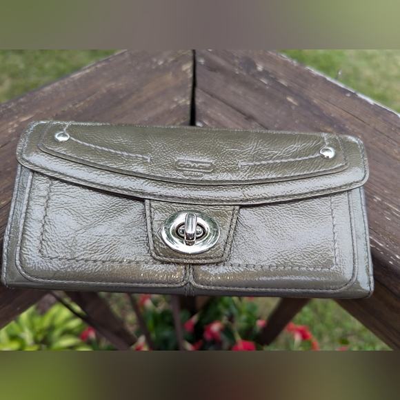 Coach Archive Gray Patent Leather 65th Anniversary Turnlock Legacy Wallet VGUC - Picture 12 of 13